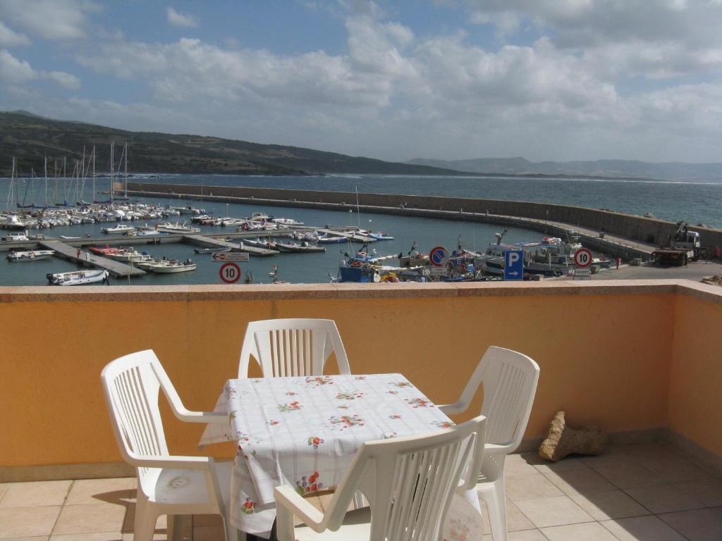 Borgo Spiaggia Vista Mare イーゾラ・ロッサ エクステリア 写真